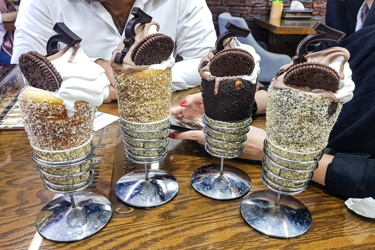 عکس کافه بستنی چیمنی