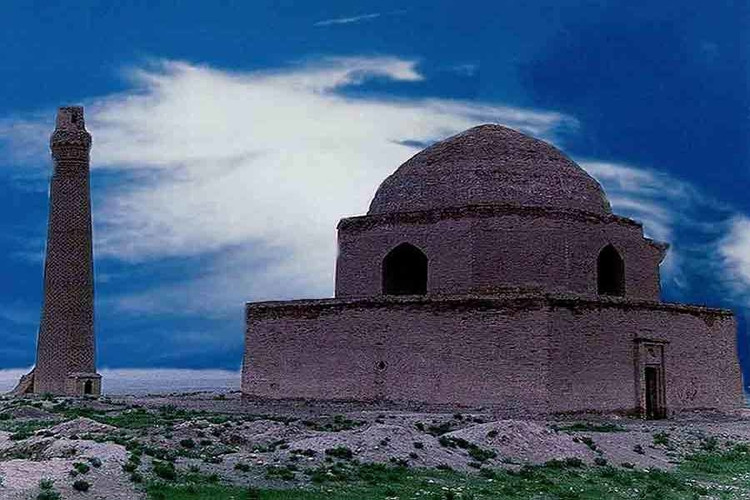 عکس آرامگاه ارسلان جاذب