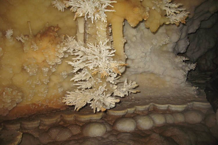 عکس غار پری یاغی